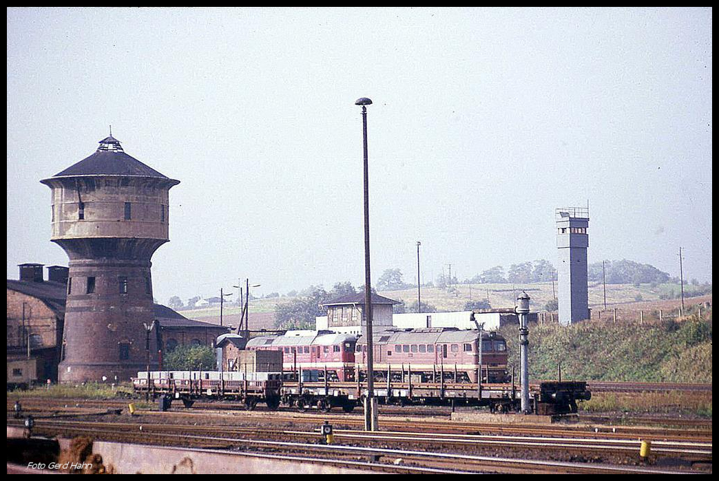 Am 3.10.1990 standen im ehemaligen DDR Grenzbahnhof Gerstungen noch die Wachtürme der DDR Grenztruppen. Zwei unbekannte Taiga Trommeln gaben sich an diesem TAg im Bahnhof ein Stelldichein.