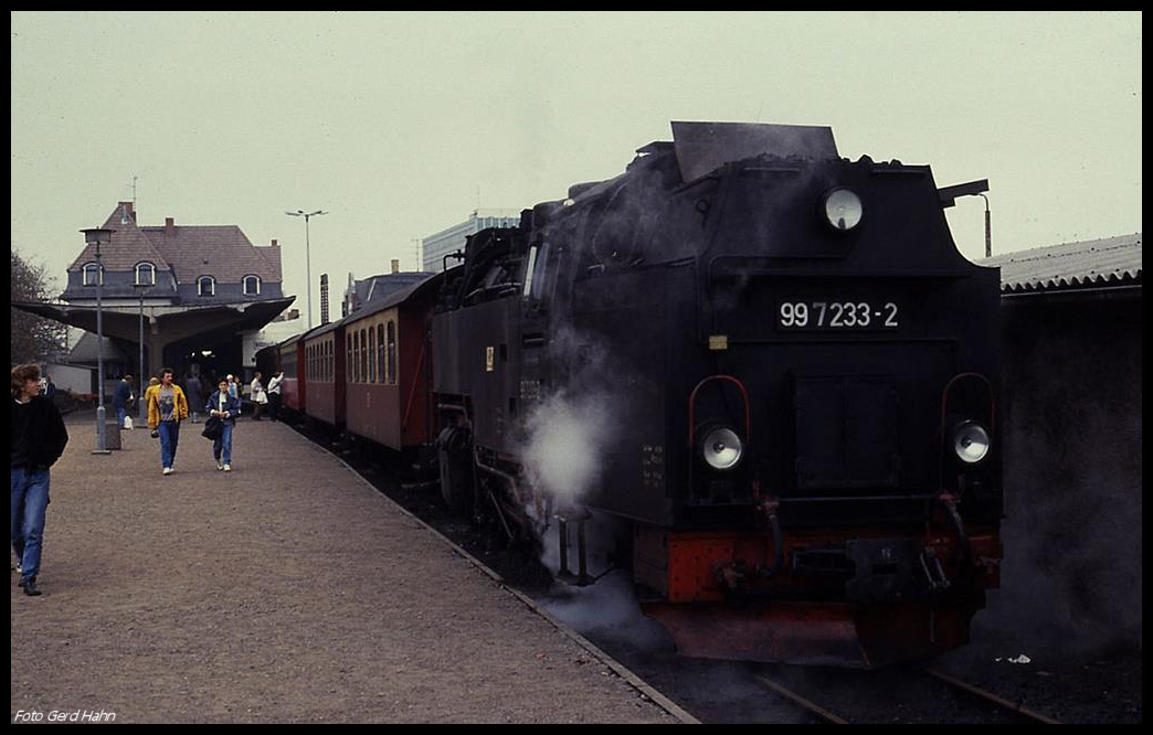 Am 3.10.1990 wartet 997233 mit dem P nach Wernigerode im Endbahnhof Nordhausen auf Fahrgäste.