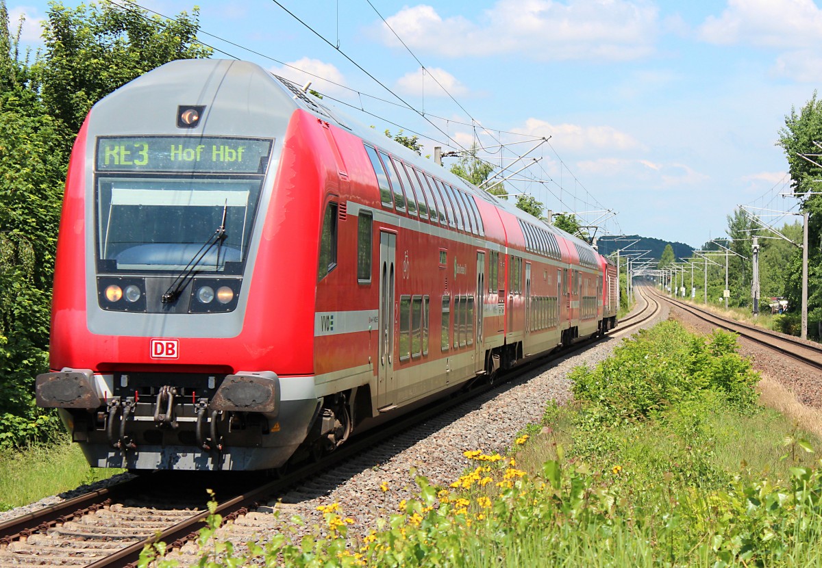 Am 31.05.2014 fährt der RE 4768 mit 143 370-5 als Schublok nach Hof Hbf durch den Hp Zwickau-Pölbitz. Wer besonders hinschaut sieht das der Steuerwagen und der dritte Wagen die Aufschrift von der S-Bahn Dresden besitzen.