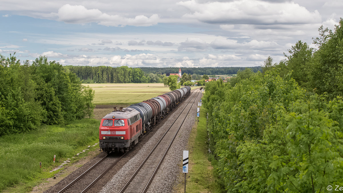 Am 31.05.2016 war 225 073-6 mit einem Kesselwagenzug auf der Südbahn in Richtung Österreich unterwegs.