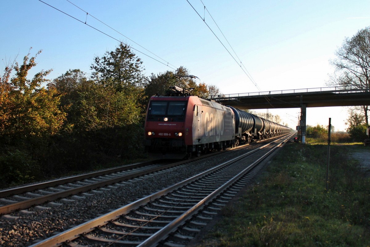 Am 31.10.2013 durchfuhr in der Abendsonne SBB Cargo Re 482 009-8 mit einem langen Kesselwagenzug den Bahnhof Orschweier (KBS 703) gen Offenburg.