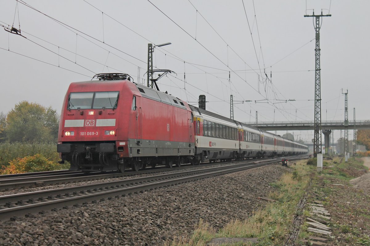 Am 31.10.2016 bespannte 101 069-3 den EC 8 (Zrüich HB - Hamburg Altona), als sie bei Müllheim (Baden) in Richtung Freiburg (Breisgau) fuhr.