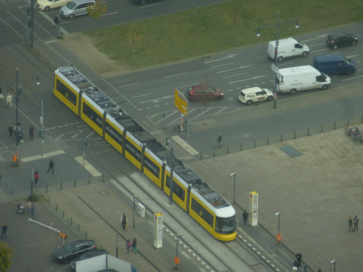 Am 31.10.2016 fährt eine Tram zum Alexanderplatz in Berlin.
Aufgenommen vom Fernsehturm aus.