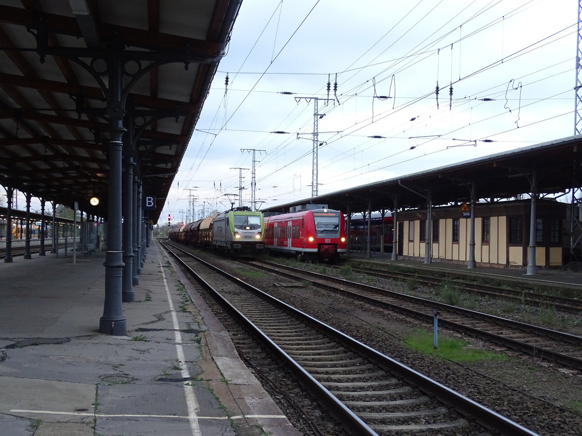 Am 31.10.2017 kam die 187 013 mit einem Düngermittelzug aus Richtung Magdeburg nach Stendal und fuhr weiter in Richtung Wittenberge.