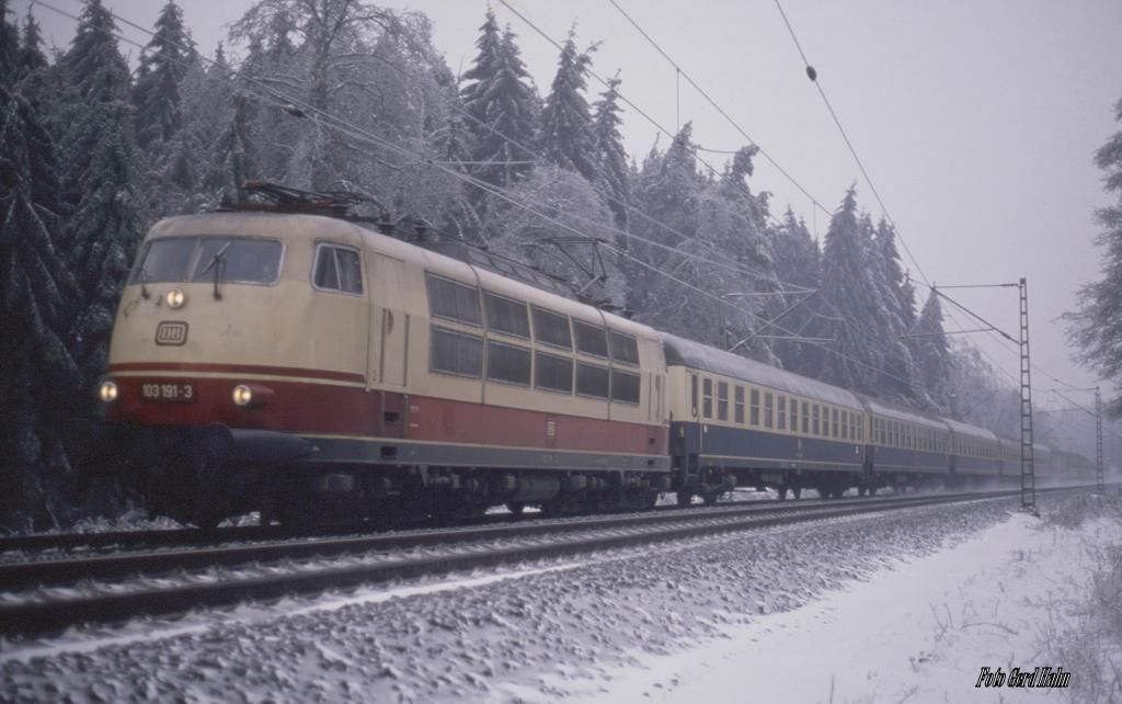 Am 3.12.1988 hatte der Winter das Kommando übernommen. 103191 war an diesem Tag um 12.08 Uhr mit dem D 433 nach Fredericia im Wald bei Ostercappeln auf der Rollbahn unterwegs.