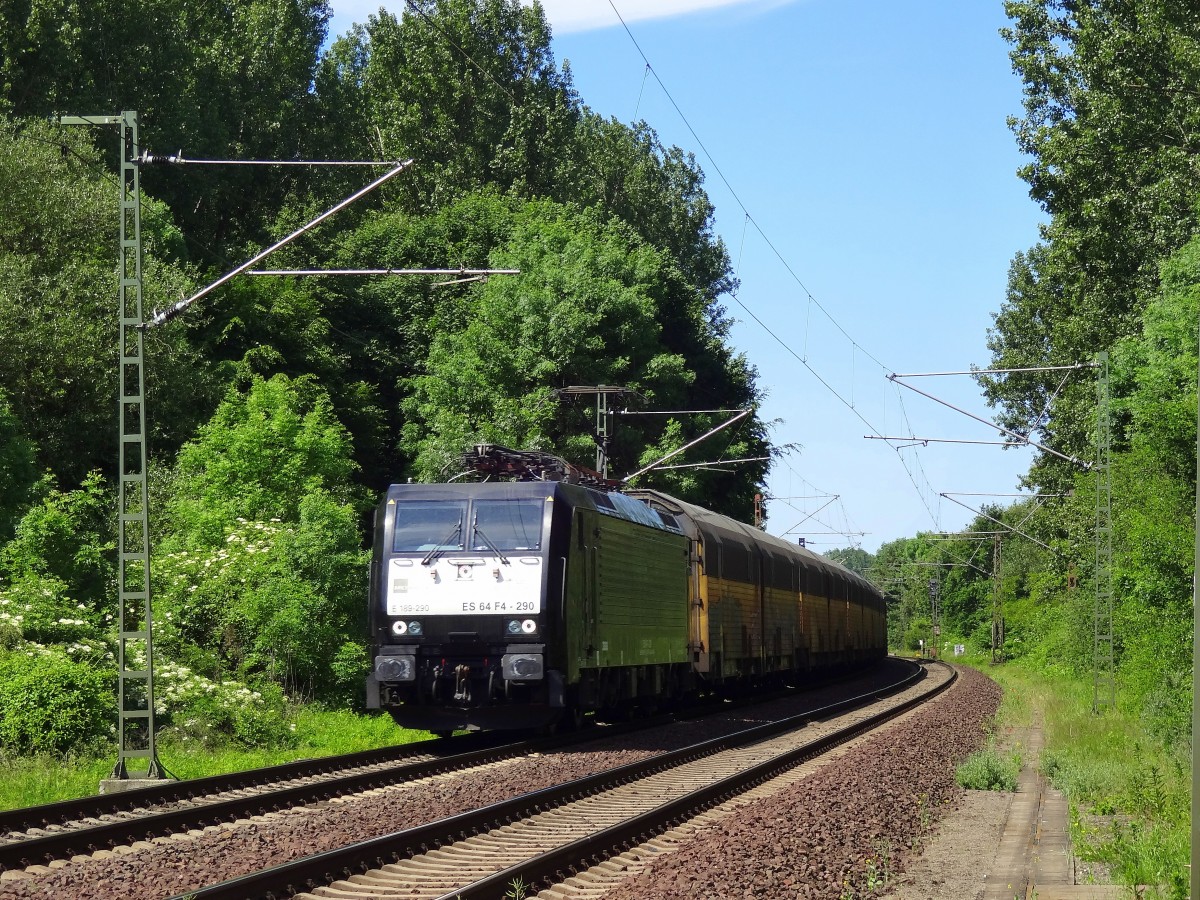 Am 31.5.14 kam die 189 290 mit einem ARS Altmann Zug über die GUB von Hannover.
Die Lok war bis vor kurzem für ERS Railways im Einsatz, deshalb fehlt auch der Rote Bereich zwischen den Lichtern. Heute ist die Lok im Einsatz für irgendwas. 
Aufgenommen in Anderten Misburg. 
