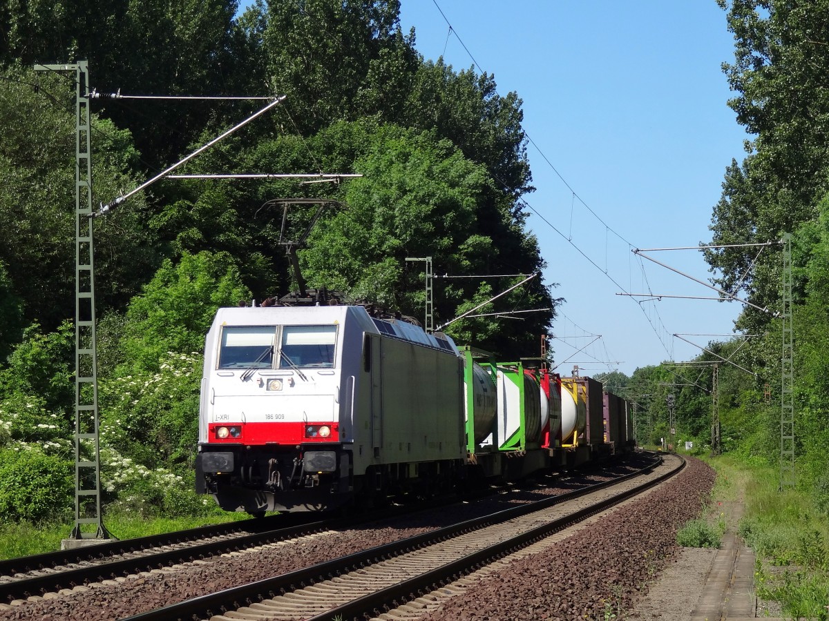 Am 31.5.14 schoss die für Crossrail verkehrende 186 909 mit einem Containerzug über die Güterumgehungsbahn von Hannover. 
Aufgenommen vom Fußgängersteg der Kanalbrücke Anderten Misburg. 