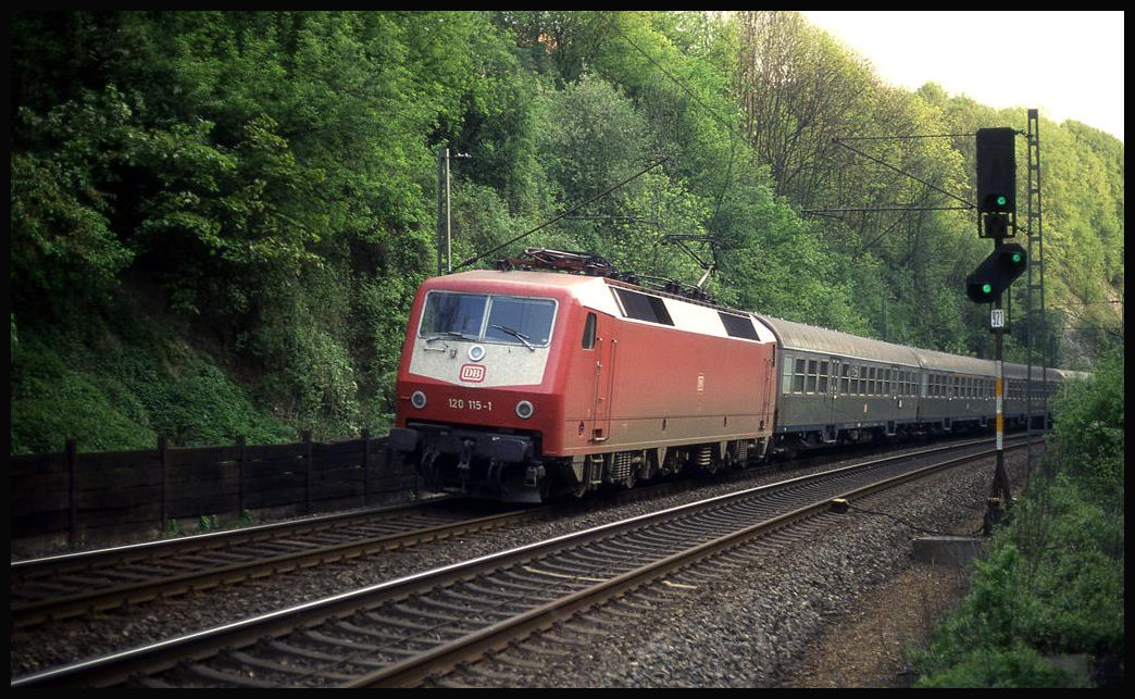 Am 3.4.1993 war 120115 im Nahverkehr zwischen Osnabrück und Münster im Einsatz. Hier hat sie gerade mit dem E 3368 den Lengericher Tunnel verlassen und ist planmäßig um 8.23 Uhr in Richtung Münster unterwegs.
