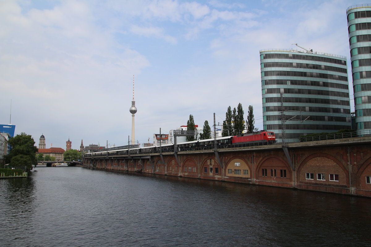Am 3.6.17 verkehrete der SDZ 13452 nach Paris Est.
Zuglok war 120 147-4, Fotografiert an der Jannowitzbrücke in Berlin.