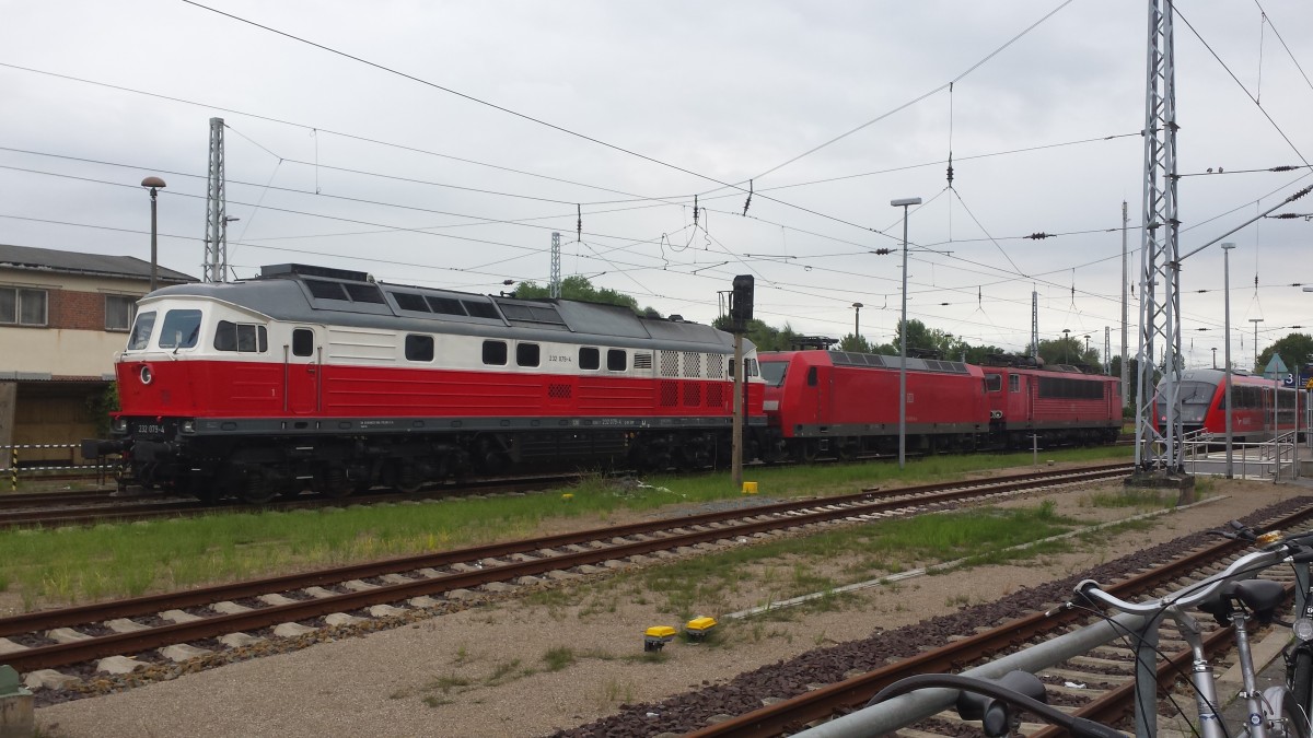 Am 3.9.2015 stand diese 232 mit einer 145 und einer 155 auf dem Wismarer Bahnhof 