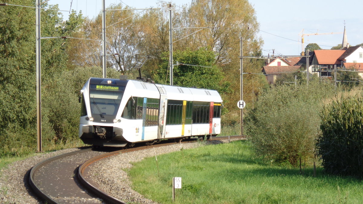 Am 3.9.2017 legt sich 526 762-0 als S 8 in die Kurve auf dem Weg nach Schaffhausen. Abgelichtet hab ich ihn hinter Triboltingen.