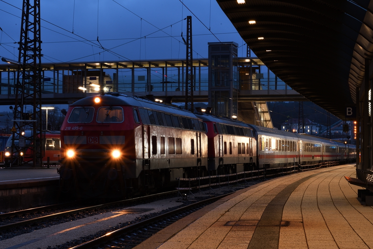 Am 4. Dezember 2018 steht IC/RE 2013 in Ulm Hbf. Zuglok ist 218 495.