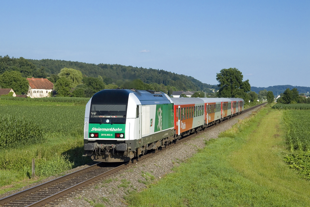 Am 4. Juli 2016 war die 2016 902 mit dem Regionalexpress 4788 unterwegs und ist hier bei Studenzen-Fladnitz zu sehen. 