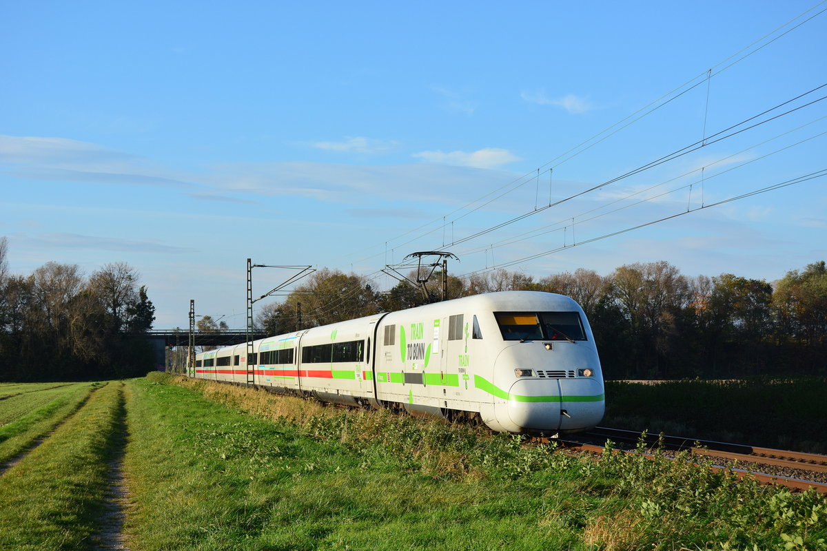 Am 4.11.17 fuhr der 402 012 als TRAIN TO BONN Regierungszug zum Klimagipfel nach Bonn. Begleitet wurde er dabei von Polizeihubschraubern, die ihn schon ankündigten. 402 012 wurde extra komplett gereinigt und beklebt. Er war wohl der sauberste 402er seit langen. Hier durchfährt der TRAIN TO BONN Bornheim.

Bornheim 04.11.2017