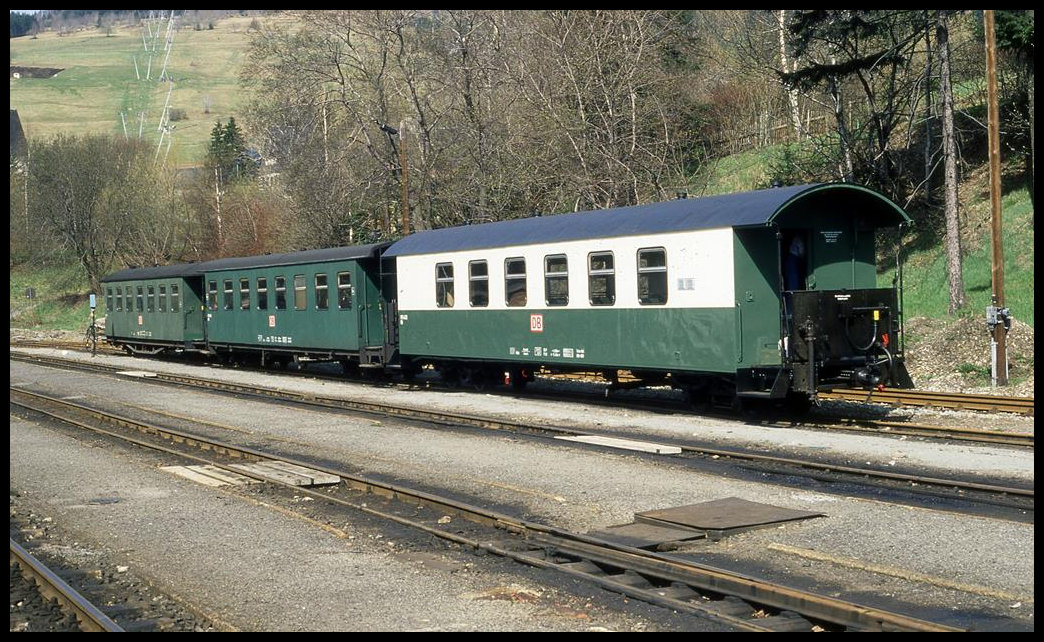 Am 4.5.1995 trugen die Personenwagen der Fichtelbergbahn hier in Oberwiesenthal noch keine seitliche Privatbahn Beschriftung! In weiß grün stand auch ein Büfettwagen im Bahnhof. Alle Wagen trugen damals das DB Logo!