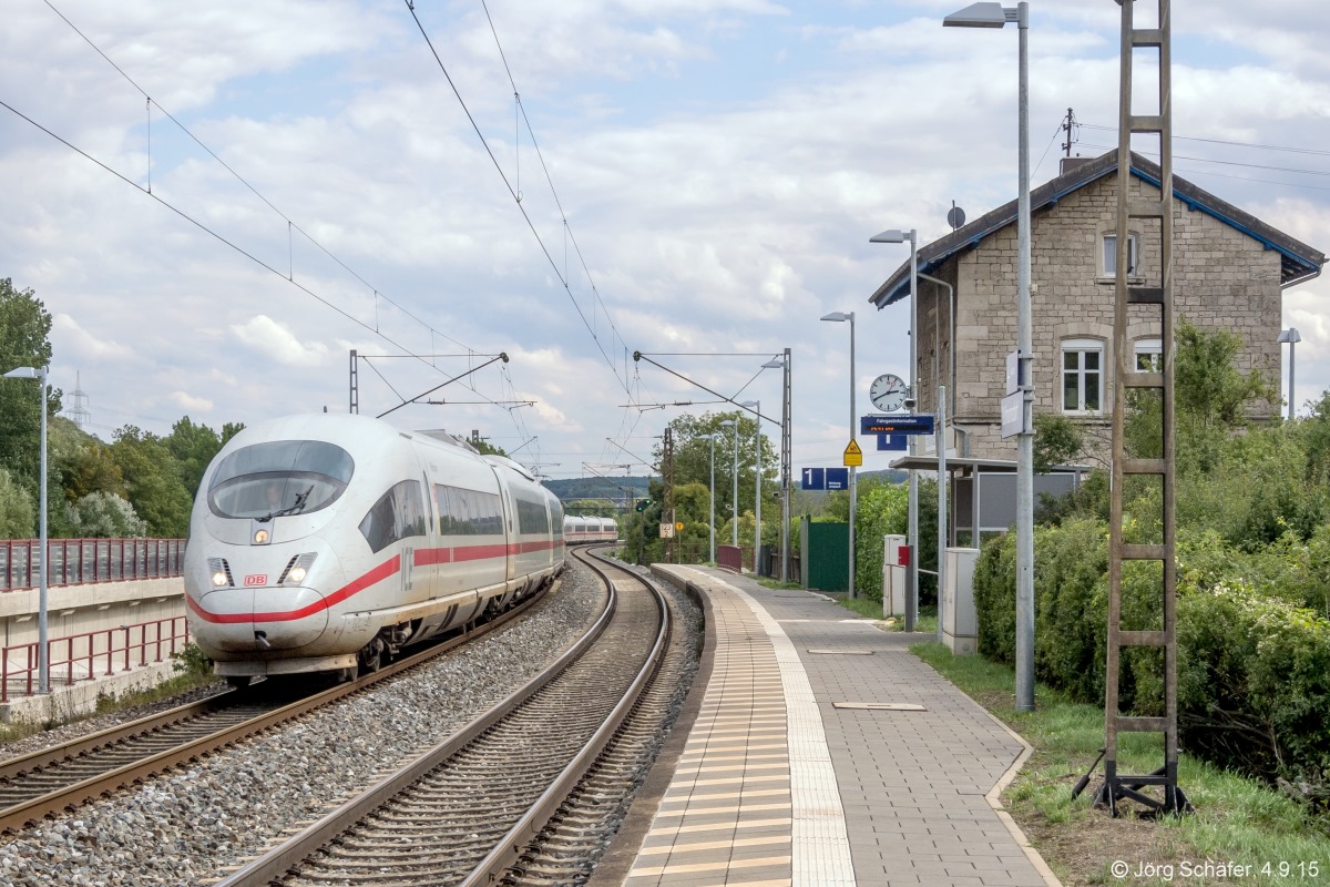 Am 4.9.15 legte sich ein ICE nach Hamburg in Goßmannsdorf zwischen den beiden neuen Bahnsteigen in die Kurve. 