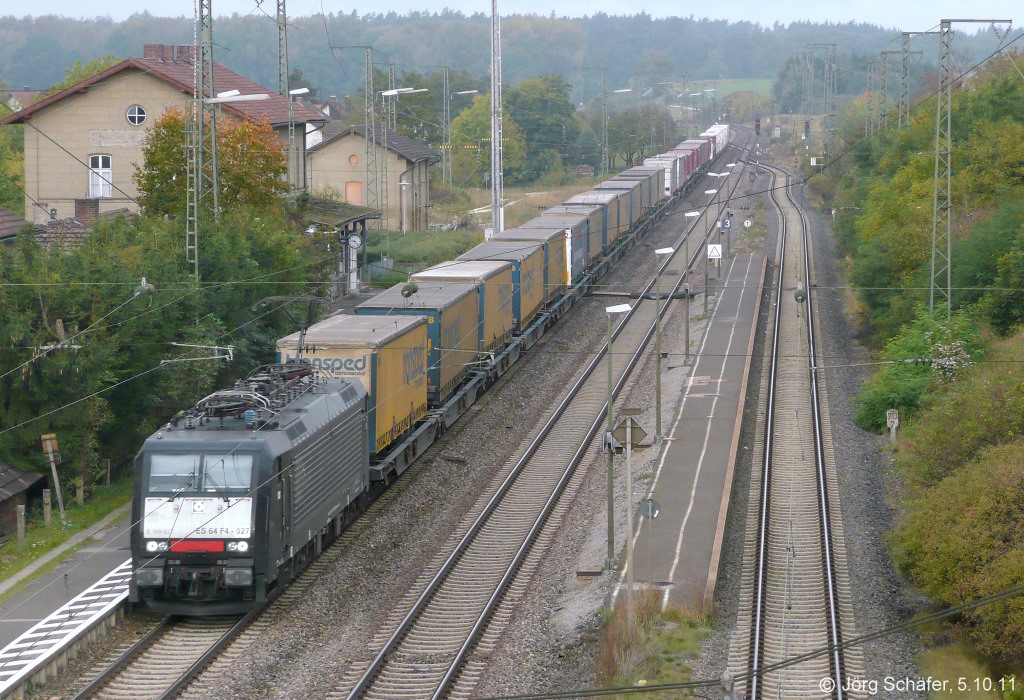 Am 5.10.11 eilte 189 927 mit einem Containerzug nach München durch den Bahnhof Oberdachstetten.