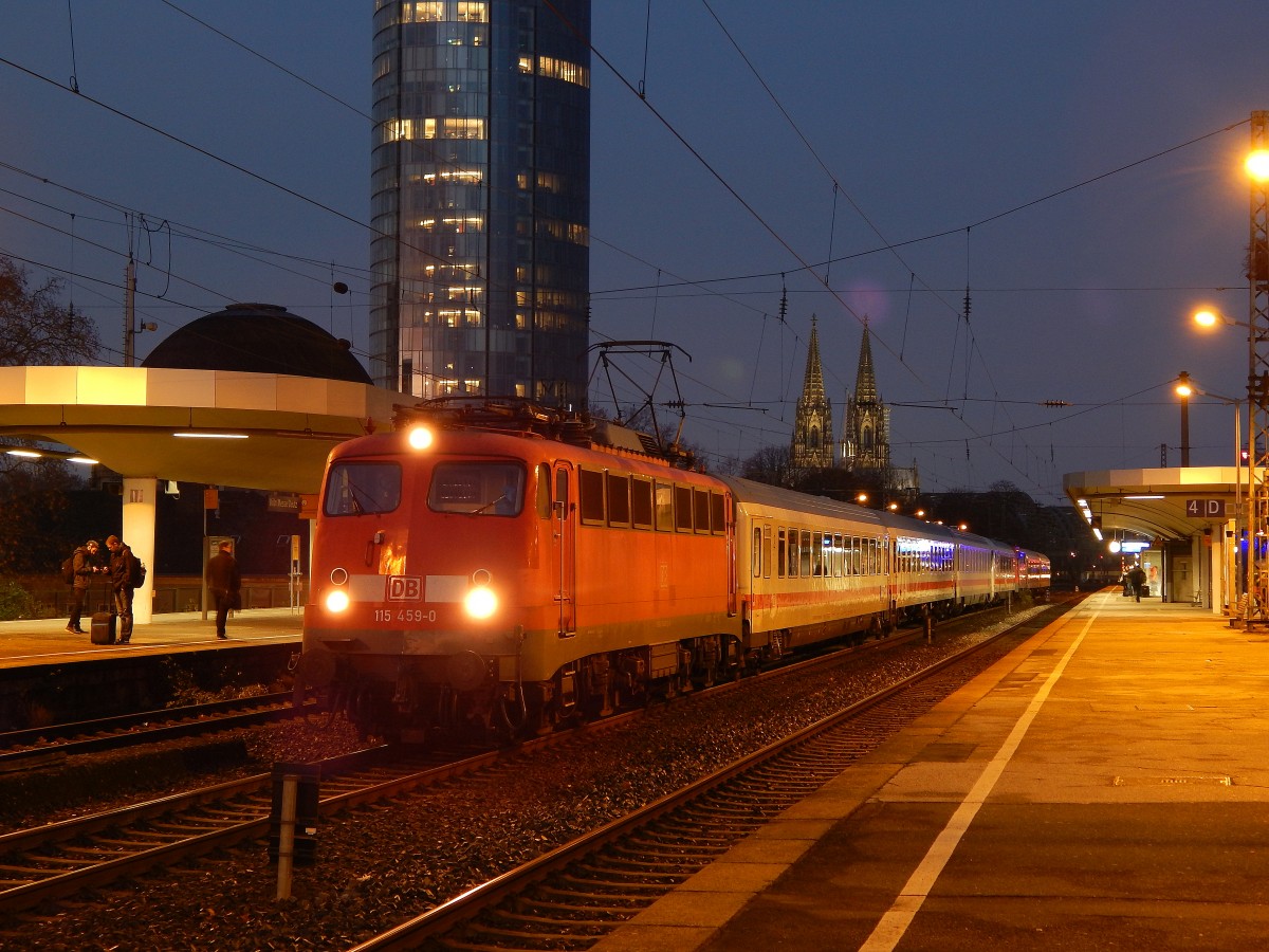 Am 5.12 zog 115 459-0 den PbZ 2470 durch Köln Deutz ins Deutzer Feld rein.

Köln 05.12.2015
