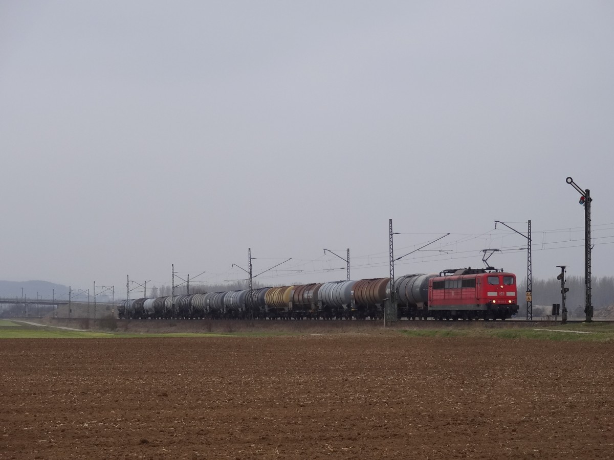 Am 5.4.13 zog die 151 031 einen Kesselwagenganzzug über die KBS 820.
Aufgenommen wurde der Zug bei Eggolsheim. 