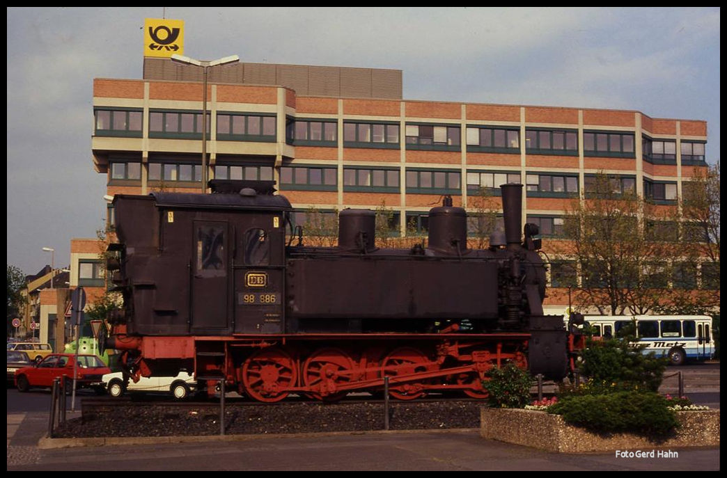 Am 5.6.1991 stand die Dampf Tenderlok 98886 noch als Denkmal vor dem Hauptbahnhof in Schweinfurt. Später wurde sie vom Sockel geholt und reaktiviert.
