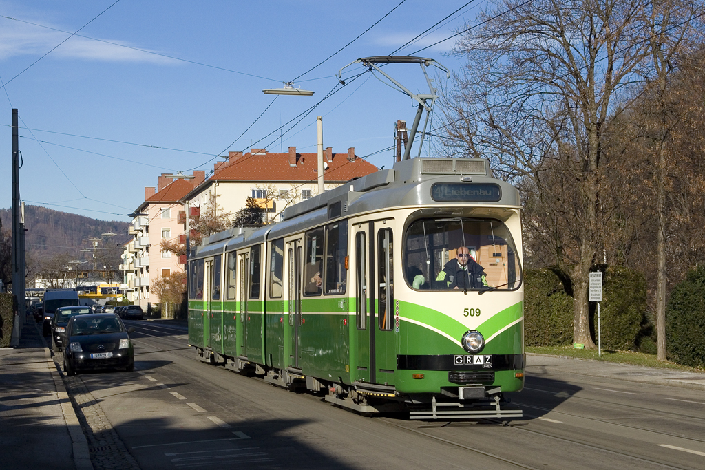 Am 6. Dezember 2017 ist TW 509 auf der Linie 4 unterwegs, hier zu sehen in der Theodor-Körner-Straße. 
