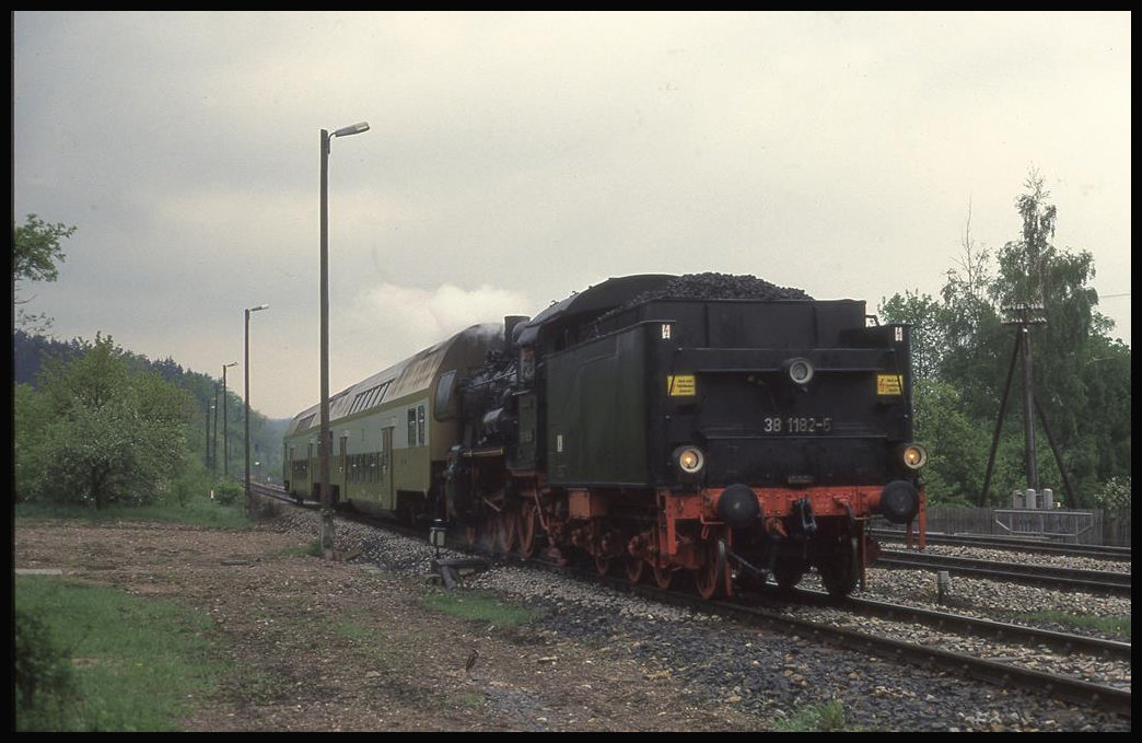 Am 6.5.1993 war 381182 auf der Strecke zwischen Arnstadt und Illmenau im Einsatz. Bei der Rückfahrt nach Arnstadt kommt sie hier Tender voraus in Plaue an.