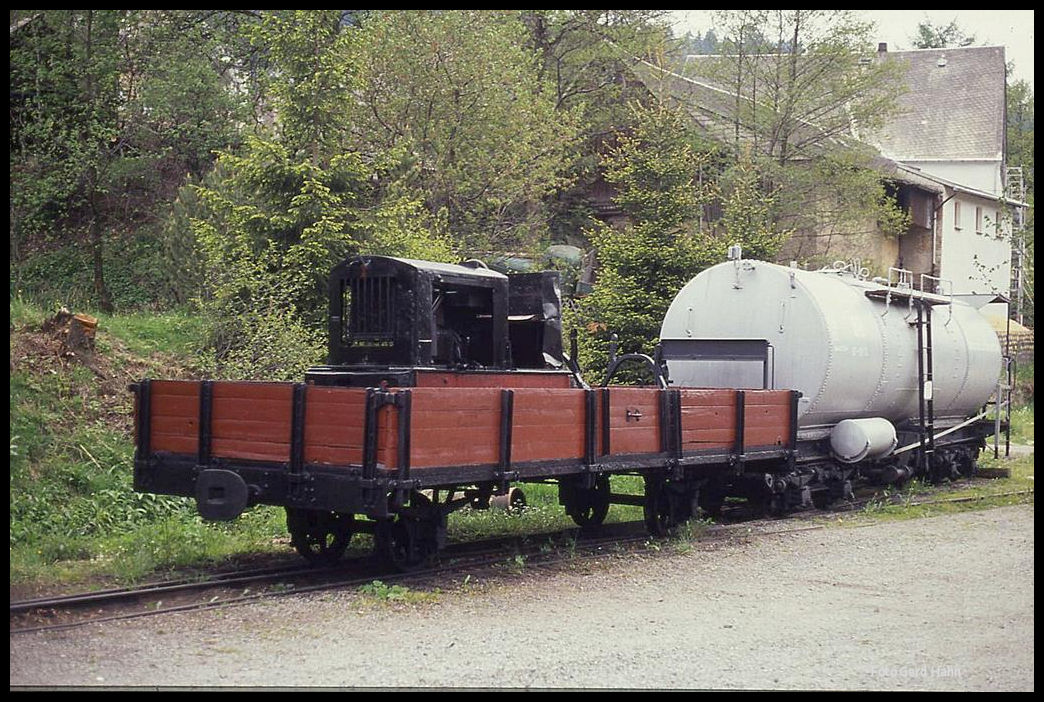 Am 6.6.1991 standen diese Güterwagen im Schmalspurmuseum Oberrittersgrün. Auf dem vorderen Niederbordwagen befindet sich als Ladegut eine kleine Feldbahn Diesellok.