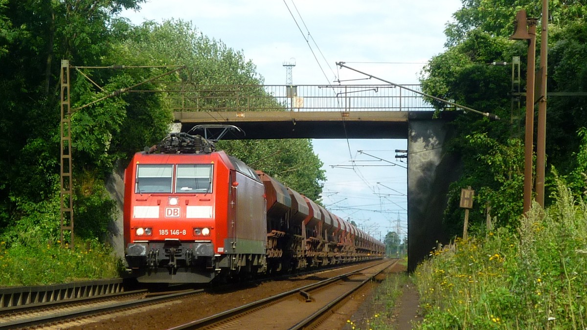 Am 6.8.12 durchfuhr die 185 146 den ehemaligen Bahnhof von Ahlten. 