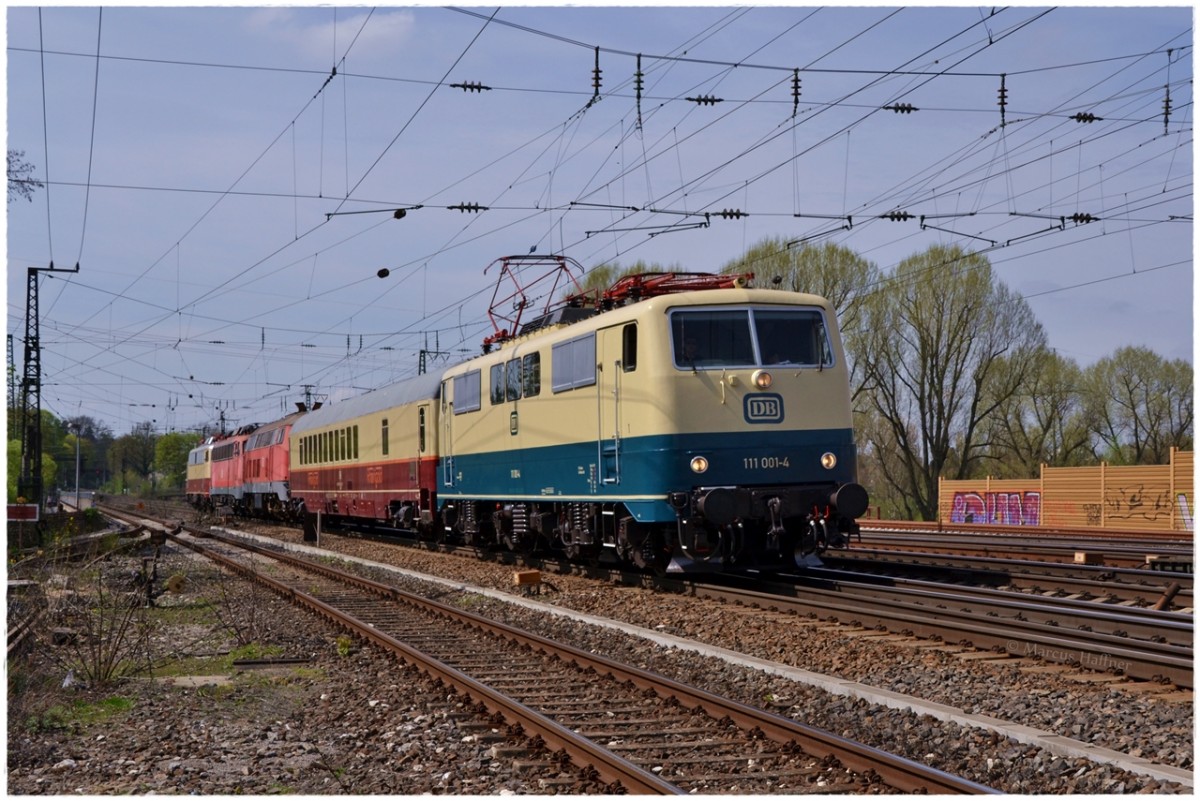 Am 7. April 2014 machte sich die frisch in ozeanblau/beige lackierte 111 001-4 mit einem  Rheingold -Clubwagen, 218 217, 110 292-0 und 113 311-5 auf den Weg vom DB Museum Koblenz-Lützel nach Nürnberg.
Der Zug wurde hier kutz vor Fürth fotografiert.