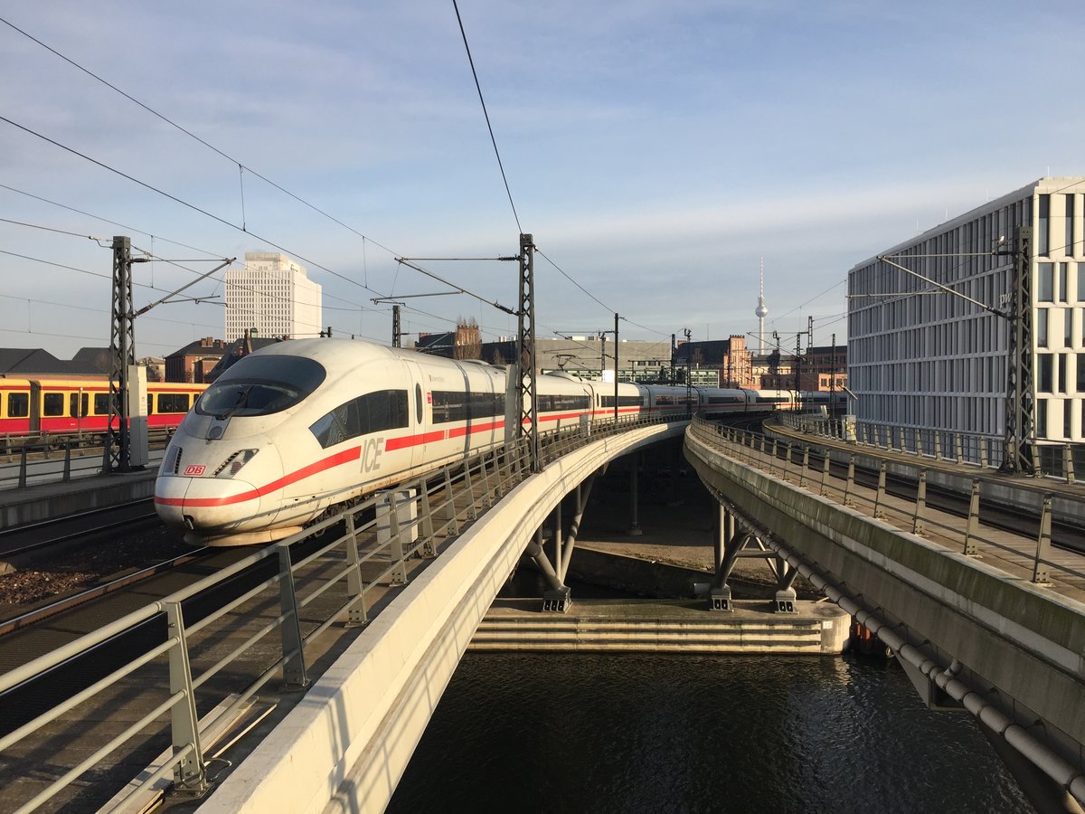 Am 7. Dezember 2016 beehrte mit 403 062 mal wieder ein ICE 3 die Berliner Stadtbahn. Hier bei der Ausfahrt aus dem Hauptbahnhof in Richtung Endstation Ostbahnhof.