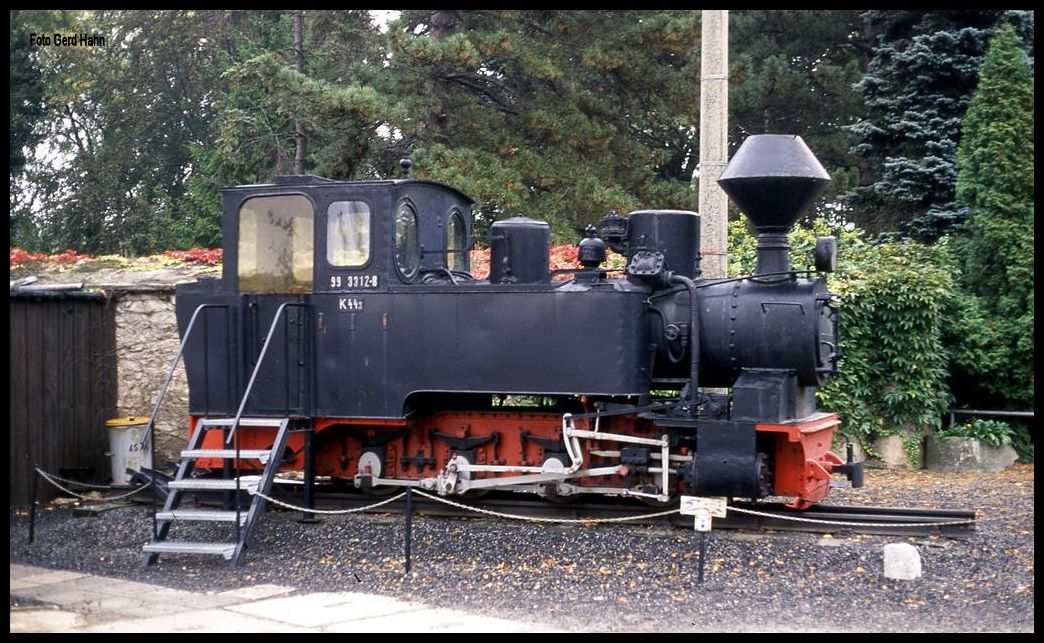 Am 7.10.1992 entdeckte ich bei der Durchfahrt in Oberoderwitz in Sachsen diese ehemalige Heeresfeldbahn Schmalspur Dampflok. Sie stand als 993312 als Denkmal an der Hauptstraße gegenüber der Kirche. - Wenige Jahre später wurde sie wieder vom Sockel geholt und fährt heute reaktiviert bei der Muskauer Waldbahn.