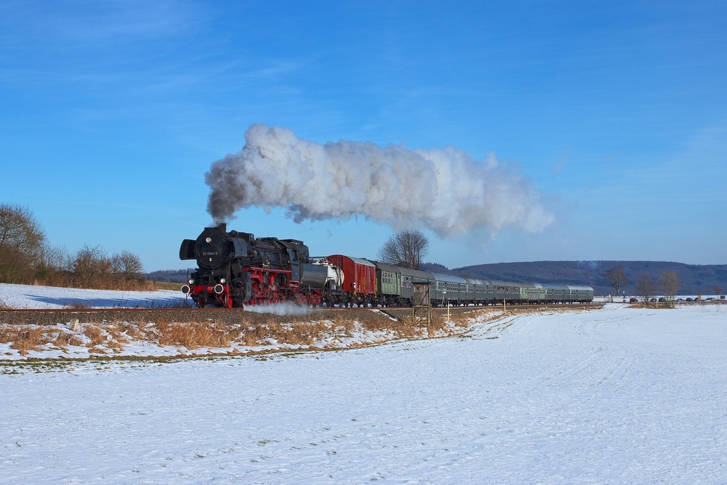 Am 7.2.2015 fuhr die 52 1360 für die Eisenbahnfreunde Treysa durch den Westerwald und hat vor kurzem Hachenburg verlassen