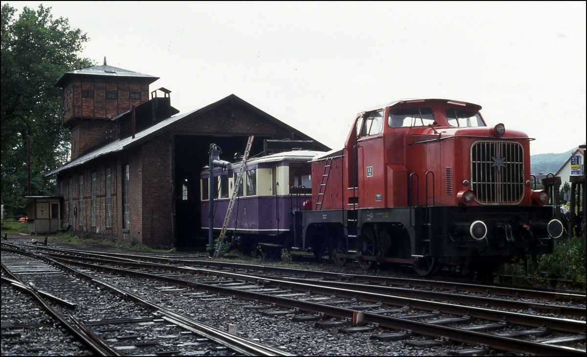 Am 7.9.1991 stand vor dem Lokschuppen der DEW in Rinteln auch die mit Kuppelstangen versehene dreiachsige Henschel Lok 28637 ex Nienburger Kreisbahn.