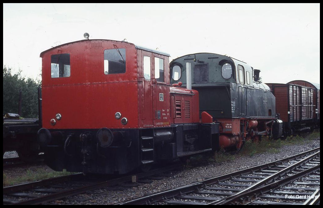 Am 7.9.1991 standen die Fahrzeuge der Dampf Eisenbahn Weserbergland noch alle in Rinteln. Vorn im Bild ist die Diesellok DEW 13 ex Hannover Papier, gebaut von Jung mit der Nummer 11559 zu sehen.