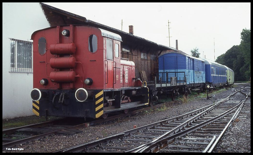 Am 7.9.1991 standen die Fahrzeuge der Dampf Eisenbahn Weserbergland noch alle in Rinteln. Vorne ist die Gmeinder Diesellok DEW V 12 zu sehen.