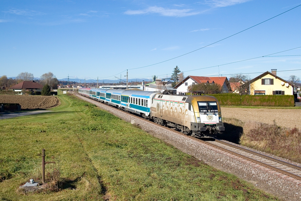 Am 8. November 2015 ist 470 010 mit EC 151  Emona  (Wien Hauptbahnhof - Ljubljana) bei Neudorf ob Wildon unterwegs.