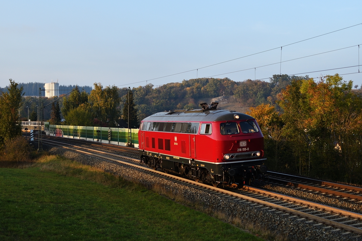 Am 8. Oktober 2018 fährt 218 155 der NeSa als Lz durch Westerstetten Richtung Ulm.