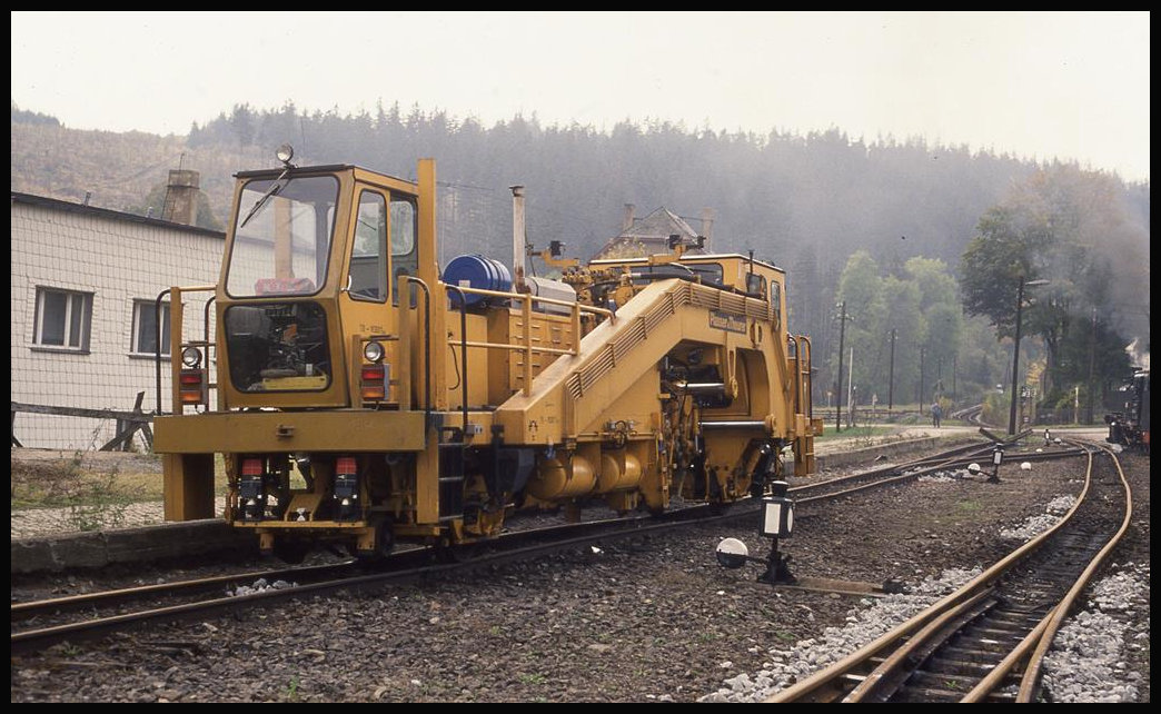 Am 8.10.1992 stand diese Plasser & Theurer Stopfmaschine für Schmalspurgleise im Bahnhof Hammerunterwiesenthal.