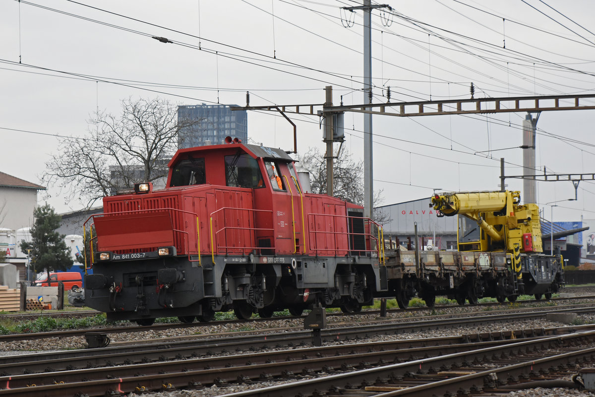 Am 841 003-7 zusammen mit dem XTmass 90 85 92 19 001-5, durchfahren den Bahnhof Pratteln. Die Aufnahme stammt vom 19.11.2018.