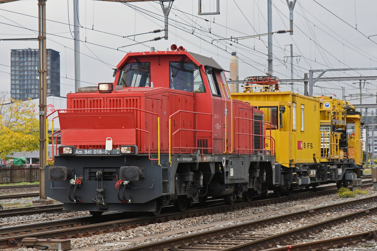 Am 841 018-5 durchfährt den Bahnhof Pratteln. Die Aufnahme stammt vom 29.10.2018.