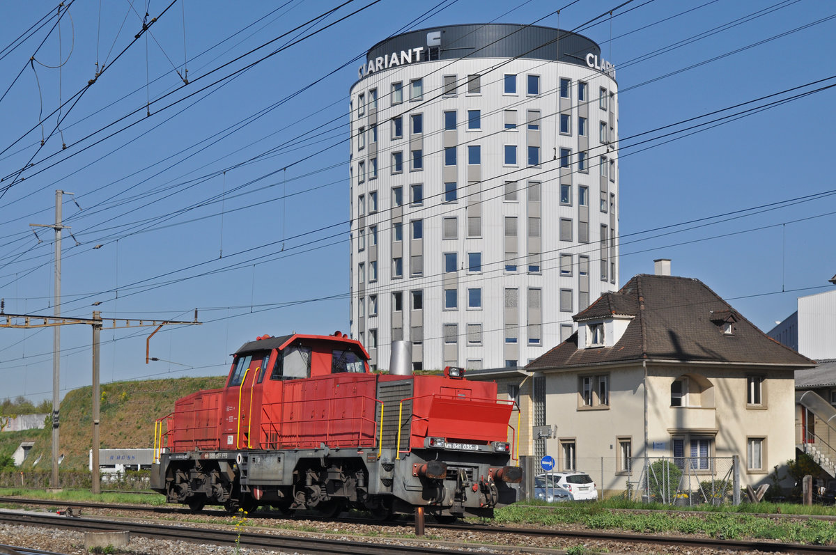 Am 841 035-9 durchfährt den Bahnhof Pratteln. Die Aufnahme stammt vom 10.04.2017.