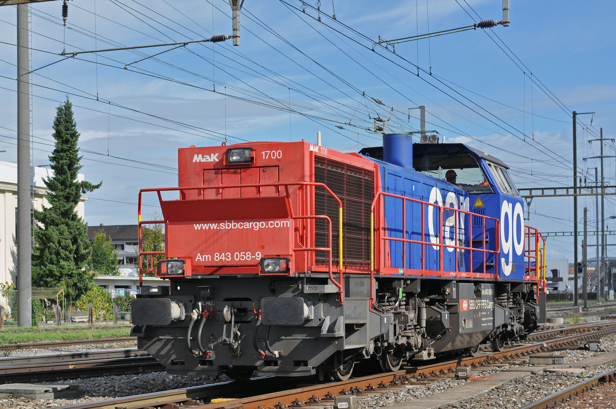 Am 843 058-9, rangiert beim Bahnhof Pratteln. Die Aufnahme stammt vom 10.10.2017.