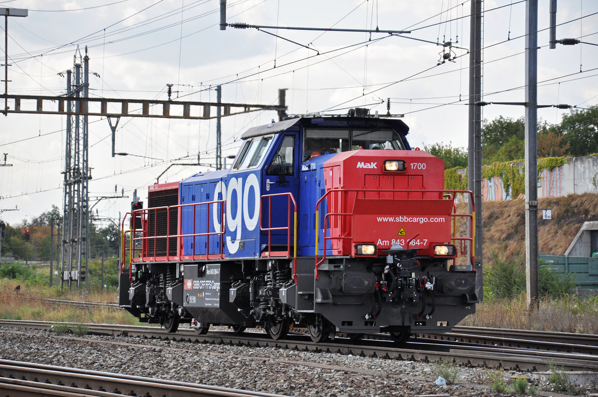 Am 843 064-7 durchfährt den Bahnhof Pratteln. Die Aufnahme stammt vom 15.08.2018.