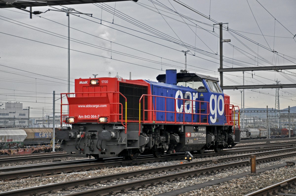AM 843 064-7 durchfährt den Bahnhof Muttenz. Die Aufnahme stammt vom 09.01.2015.