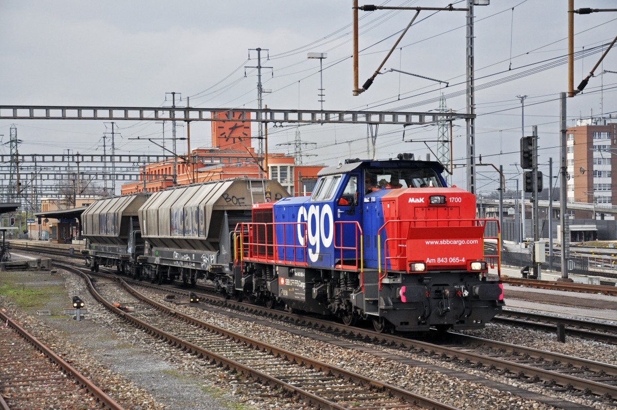 AM 843 065-4 durchfährt den Bahnhof Muttenz. Die Aufnahme stammt vom 07.01.2015.