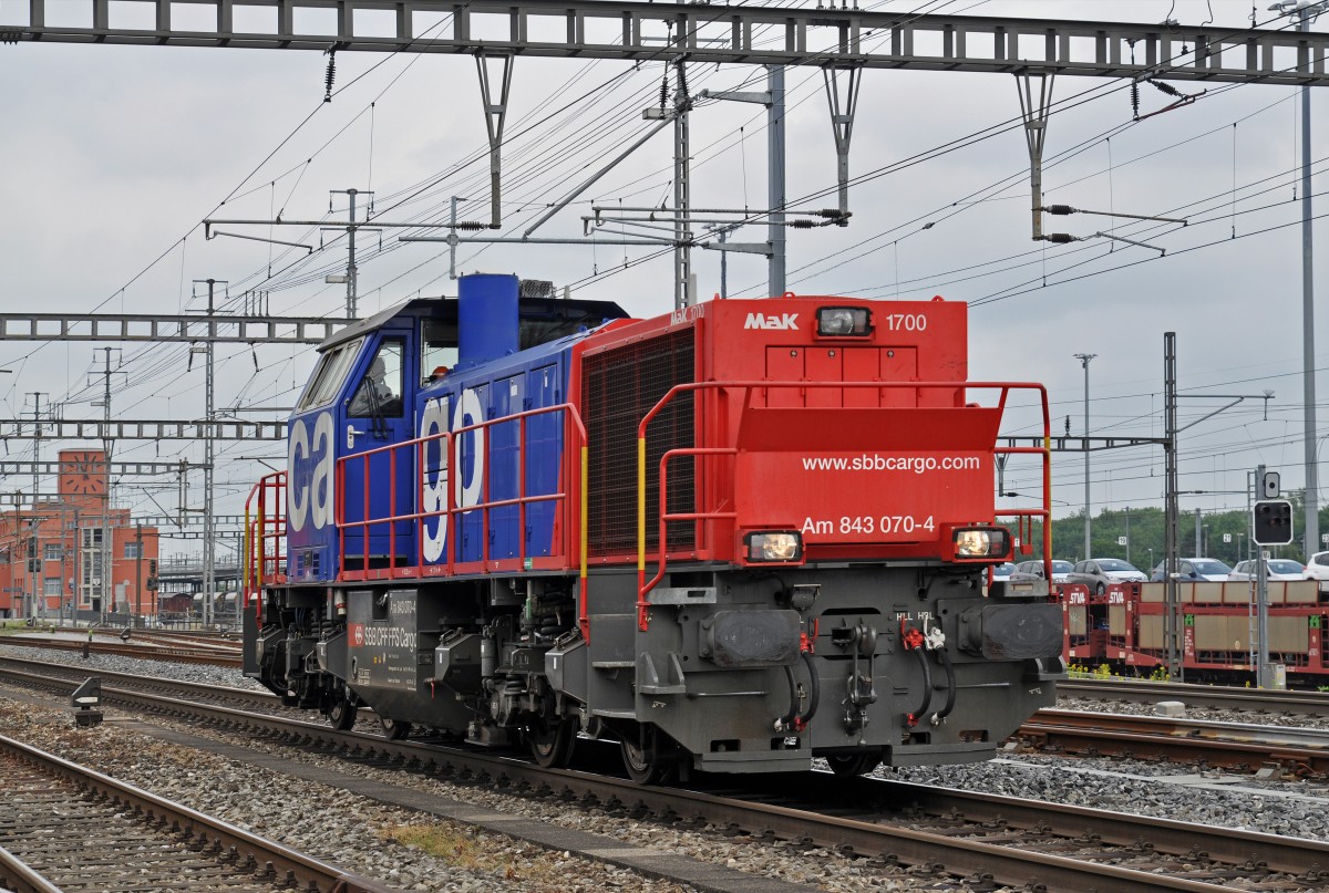 Am 843 070-4 rangiert beim Bahnhof Muttenz. Die Aufnahme stammt vom 10.06.2015.