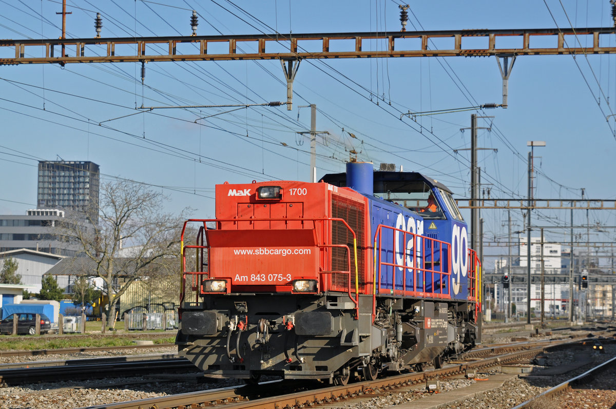 Am 843 075-3 durchfährt den Bahnhof Pratteln. Die Aufnahme stammt vom 13.02.2018.