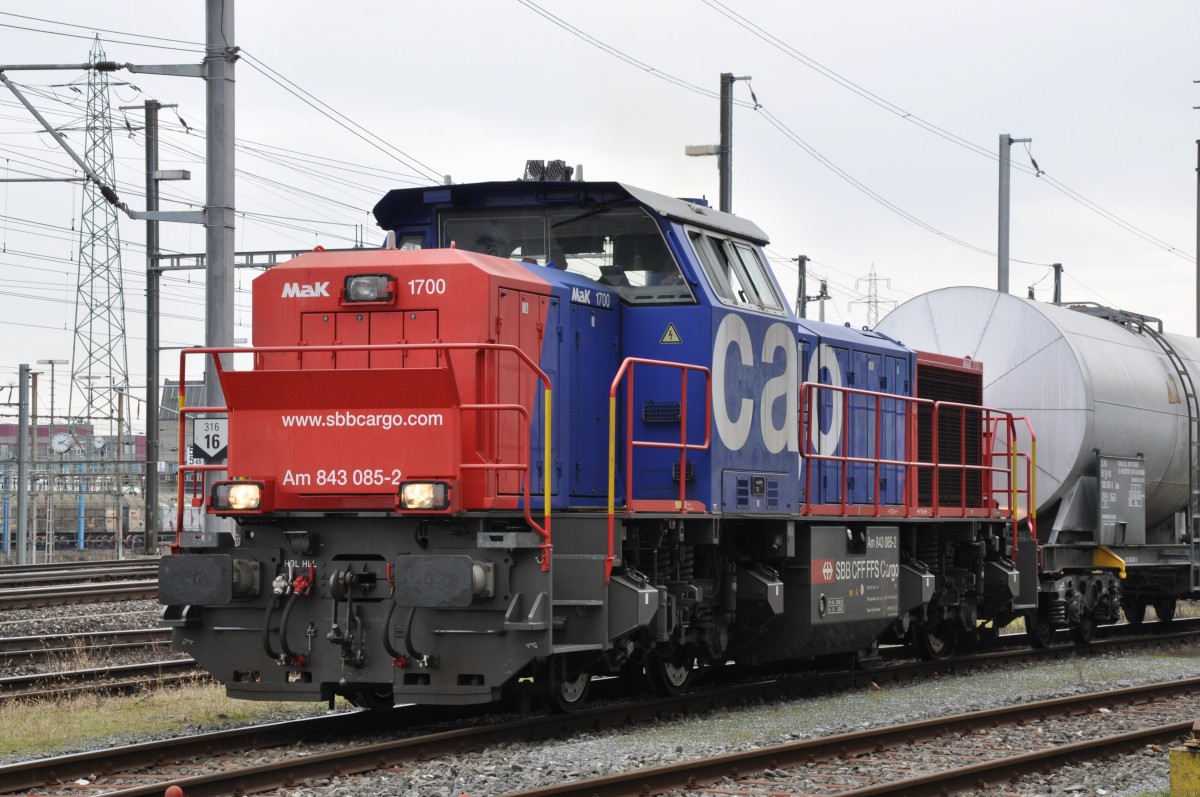 Am 843 085-2 beim Bahnhof Muttenz. Die Aufnahme stammt vom 29.01.2014.