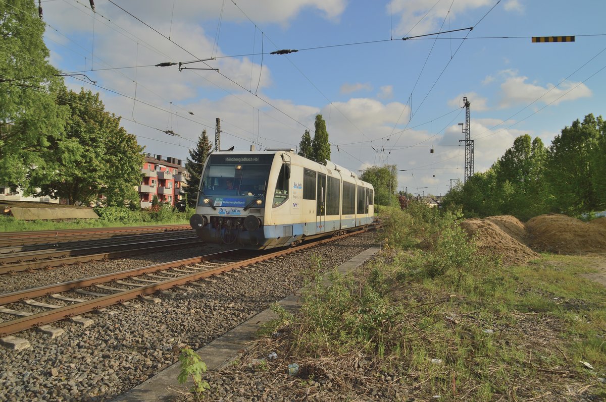 Am 8.5.2017 kommt der RTB 6.010/alias 654 010 als RB 34 aus Dalheim kommend in Rheydt Hbf eingefahren.