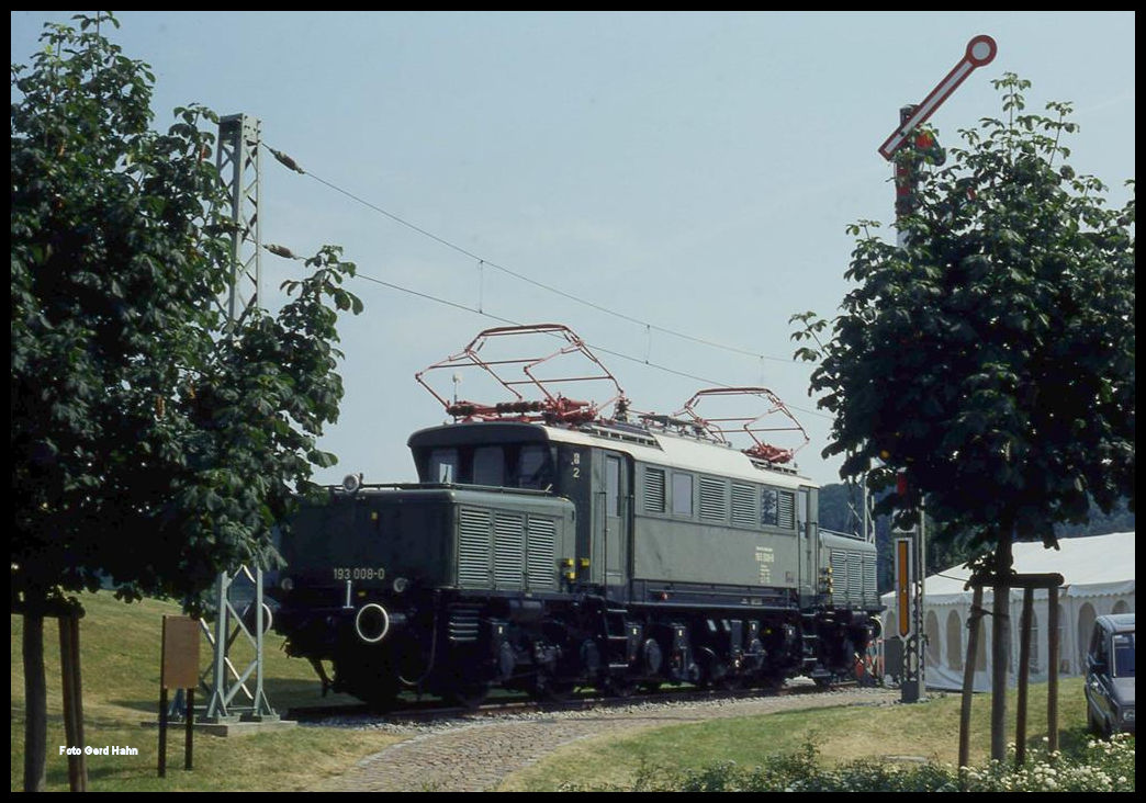 Am 8.7.1991 war an einem Tag der offenen Tür auch das Eisenbahn Denkmal im Kernkraftwerk Neckarwestheim zugängig. Dort stand 193008 auf dem Denkmal Gleis!